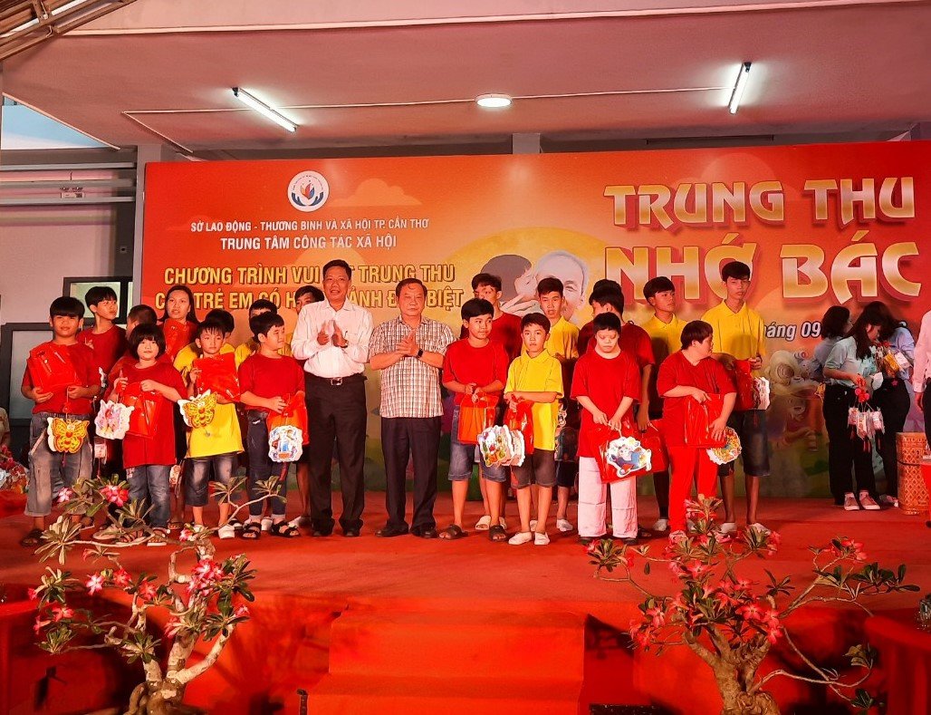 Ông Nguyễn Thực Hiện, Phó Chủ tịch UBND thành phố Cần Thơ,  ông Trần Quốc Trung, nguyên Bí thư Thành ủy Cần Thơ  trao quà cho các em thiếu nhi