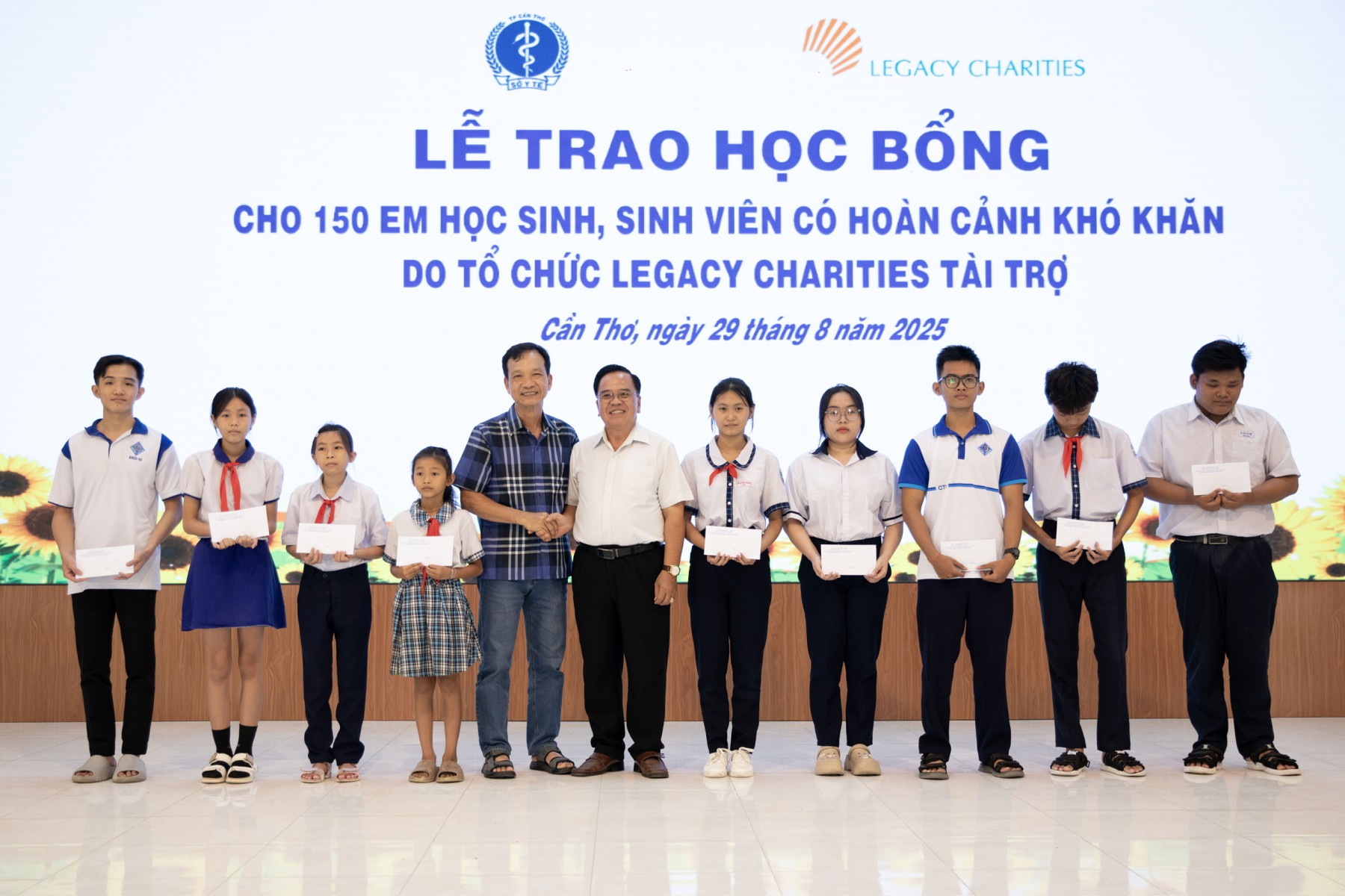 Trao tặng 150 suất Học bổng Legacy cho học sinh, sinh viên  có hoàn cảnh khó khăn