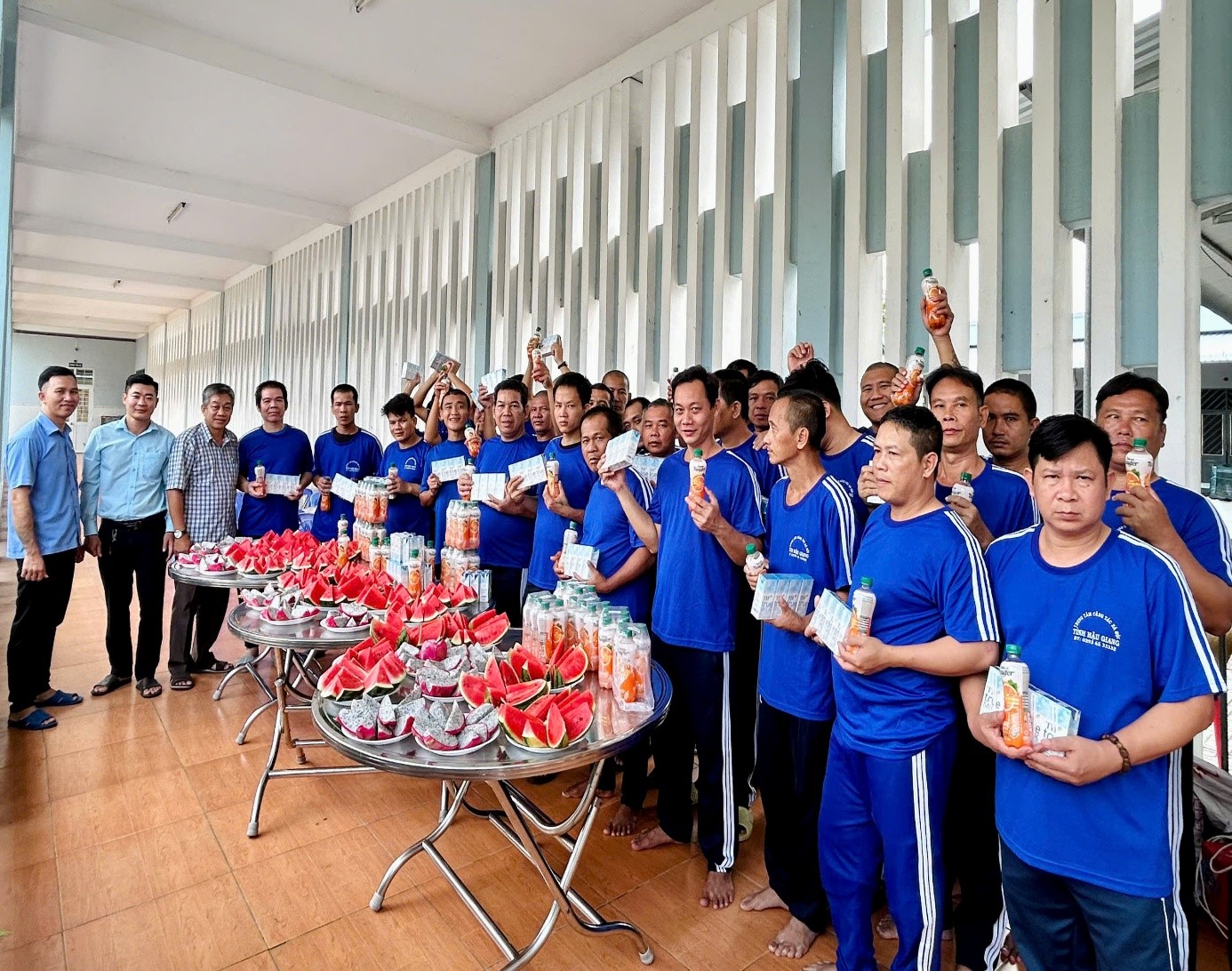 Tổ chức trao quà của Đảng và Nhà nước cho các đối tượng đang được nuôi dưỡng chăm sóc tại Trung tâm Công tác xã hội thành phố (Cơ sở 2).