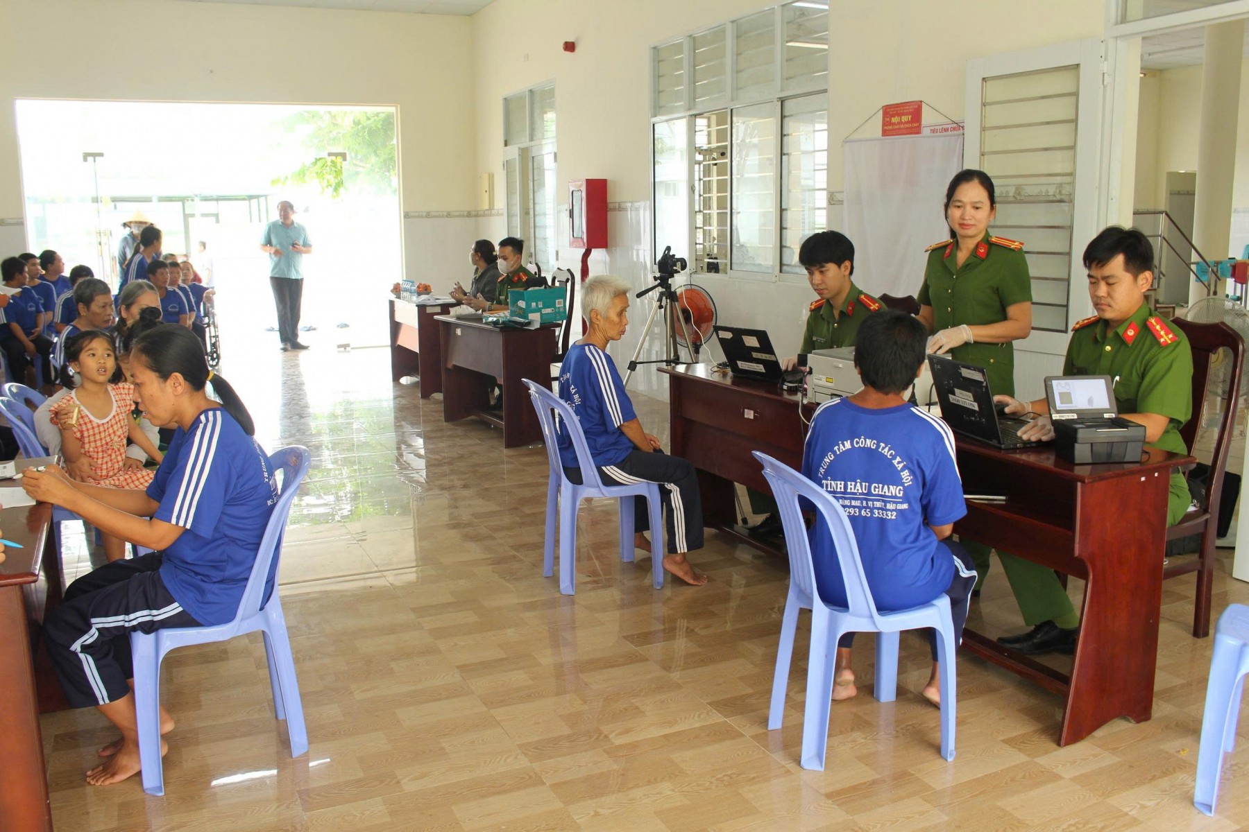 Trung tâm Công tác xã hội Cơ sở 2 phối hợp với Công an thành phố Cần Thơ tổ chức làm Căn cước công dân cho đối tượng tại Trung tâm.